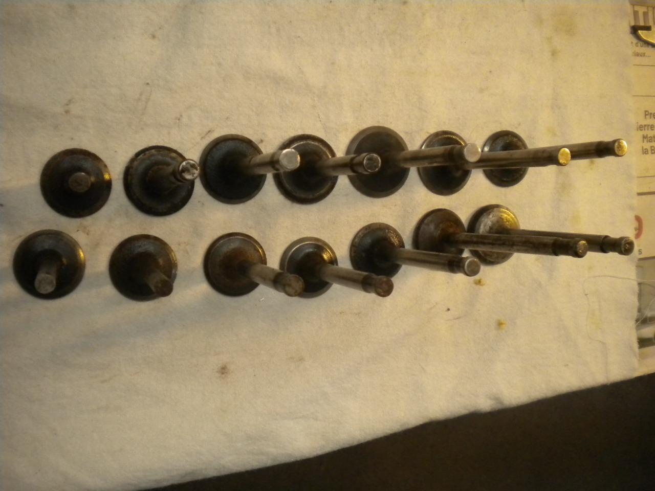 Pièces LOT 14 SOUPAPES moteur ancien moto auto LesAnciennes.com