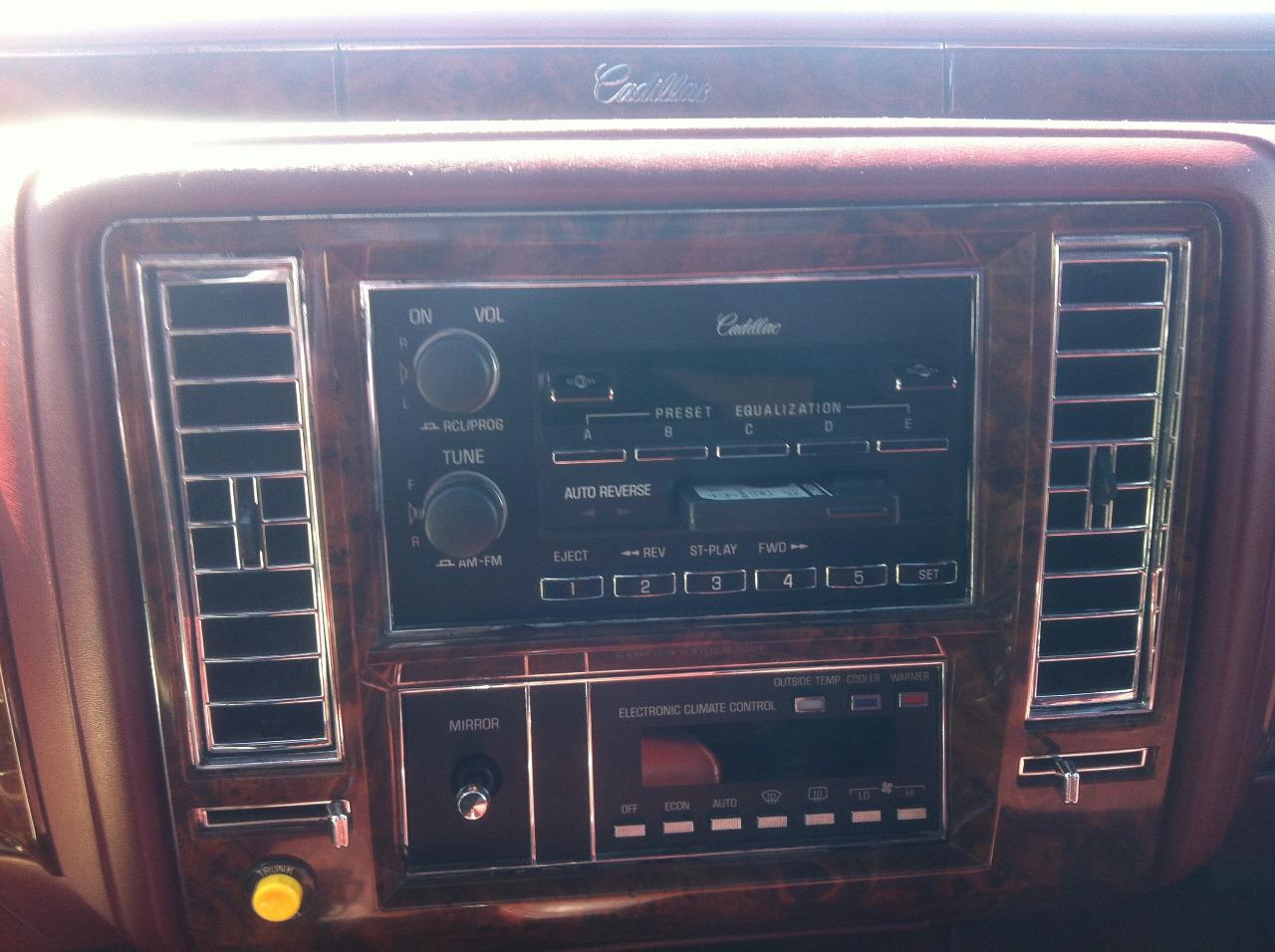 CADILLAC Fleetwood Brougham élégance - 1990 LesAnciennes.com