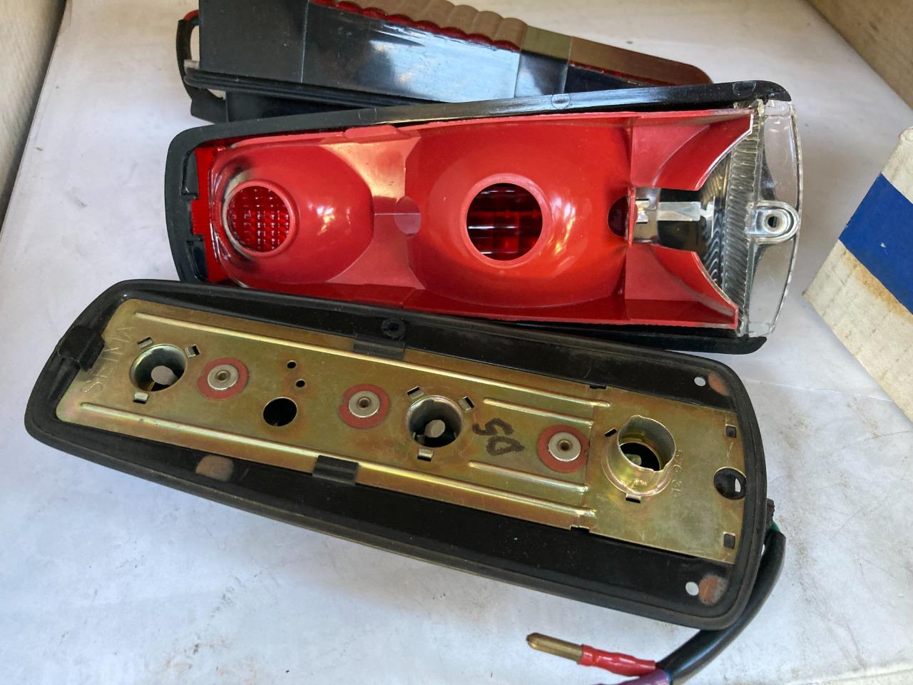 2 Feux arrières complets CITROEN DS ID LesAnciennes.com