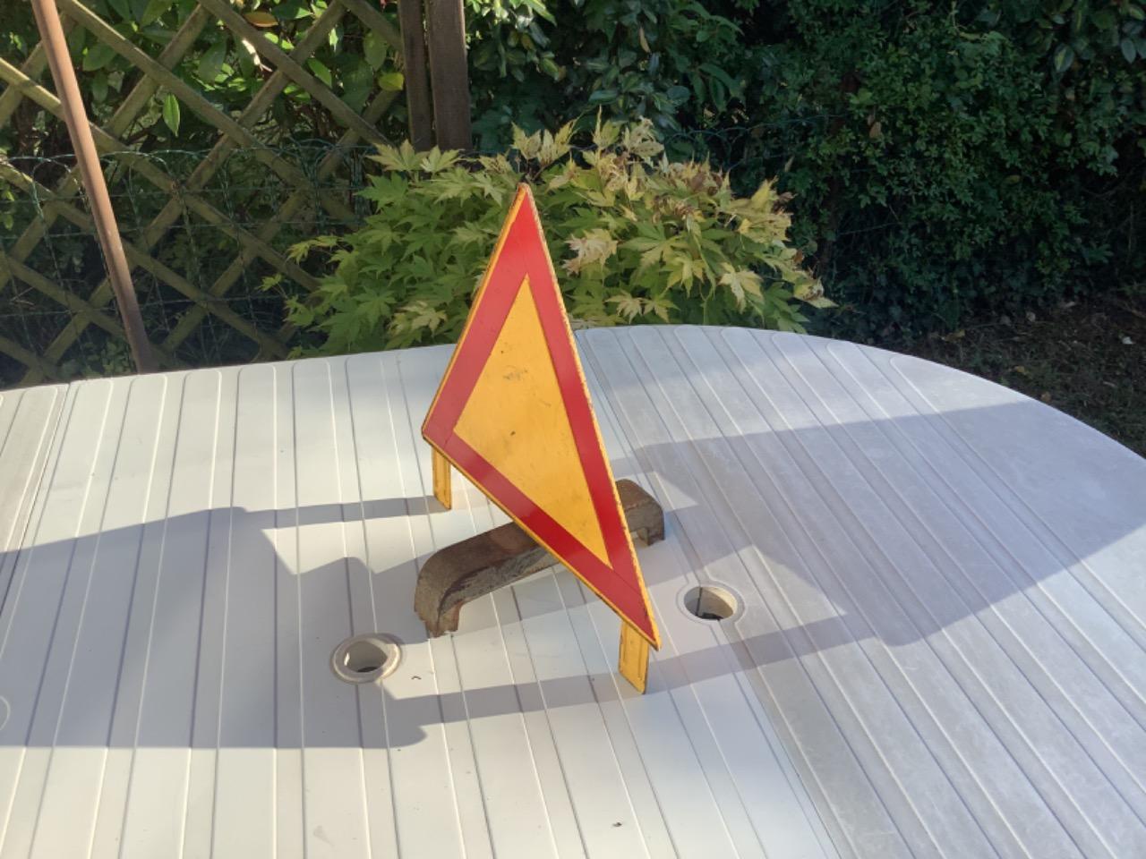 Ancien triangle de signalisation LesAnciennes.com