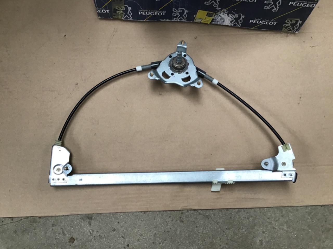CRÉMAILLÈRE VITRES NEUVE PEUGEOT 405 LesAnciennes.com