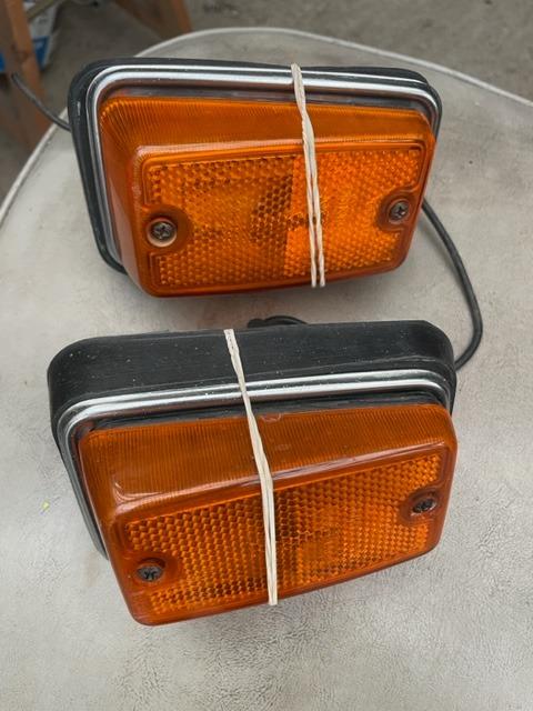1 feu lateral aile AVTG VOLVO P1800 LesAnciennes.com
