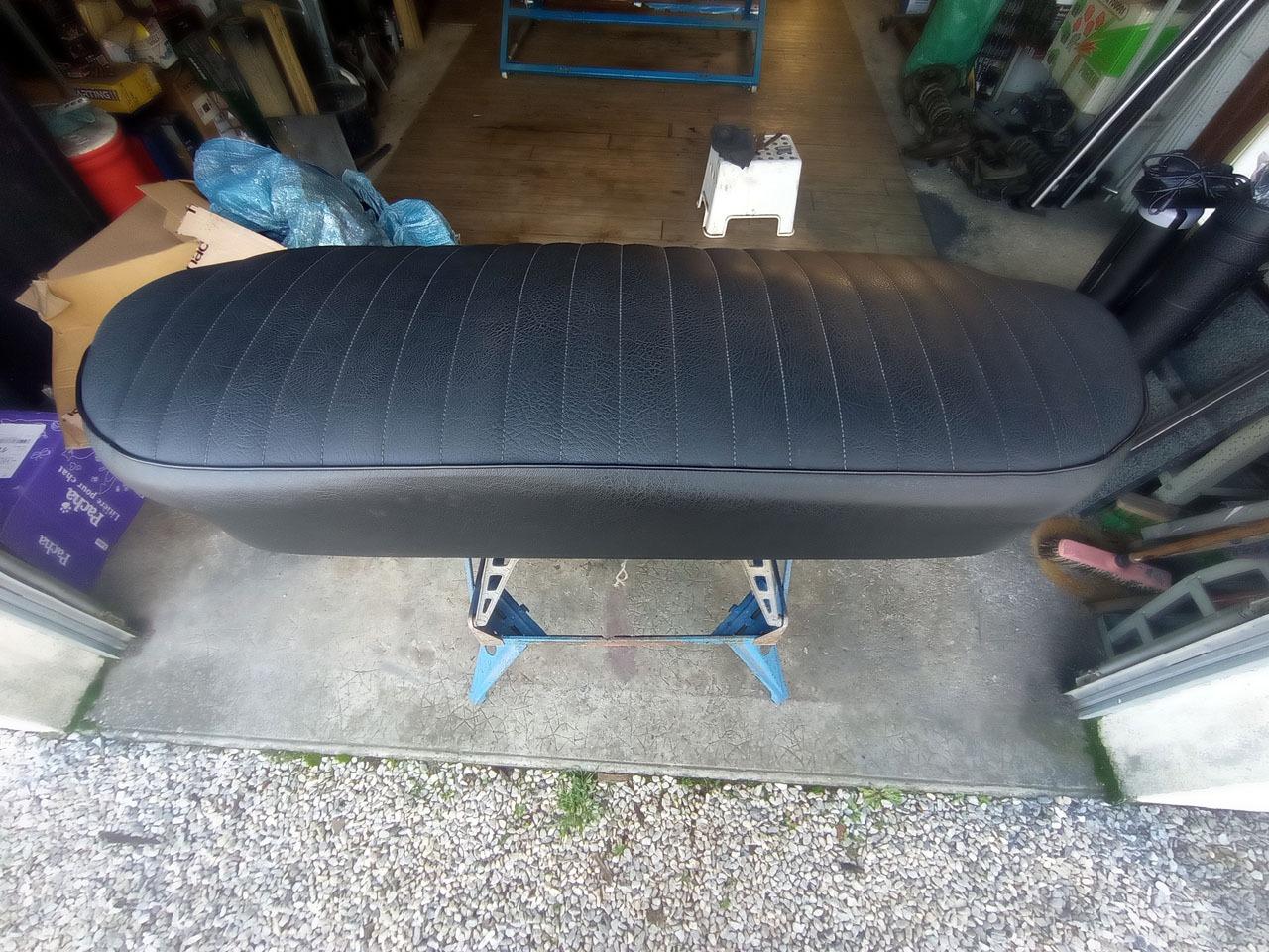 RENAULT 8 / 10 - assise de banquette arrière LesAnciennes.com