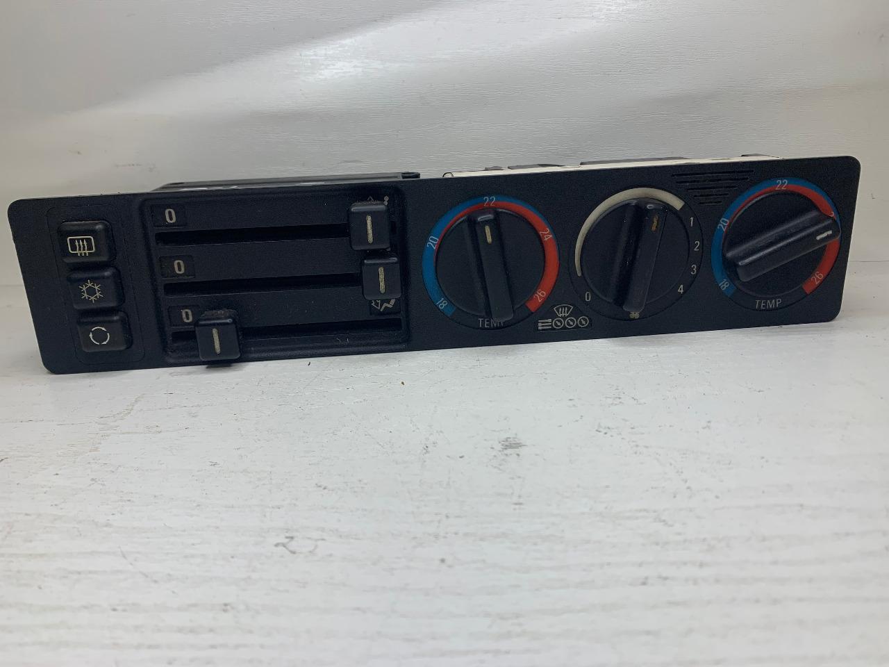 Commande de climatiseur BMW E34 - 1.389.620 LesAnciennes.com