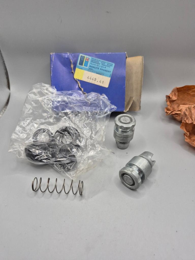 Kit réparation Cylindre de Roue 305 LesAnciennes.com