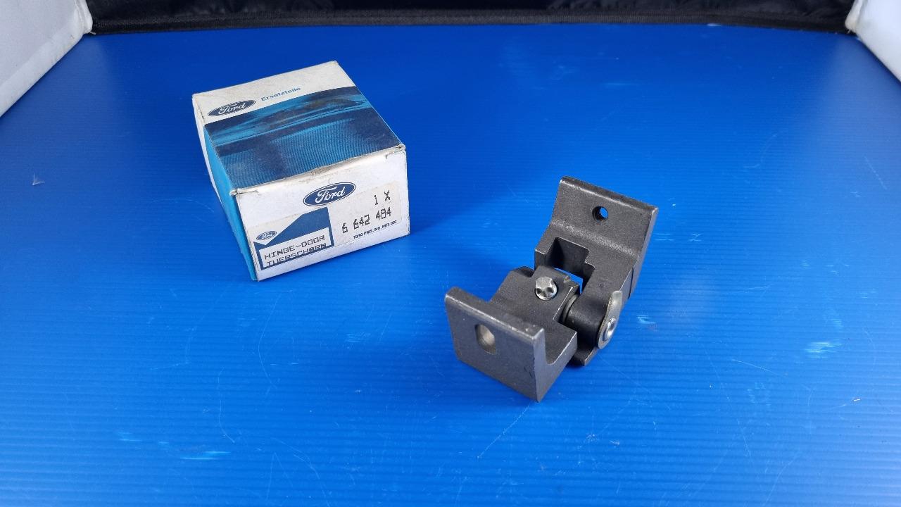 Charnière de porte avant gauche FORD ESCORT Mk4 LesAnciennes.com