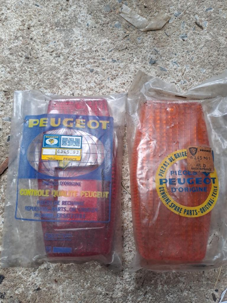 Cabochons PEUGEOT 304 LesAnciennes.com