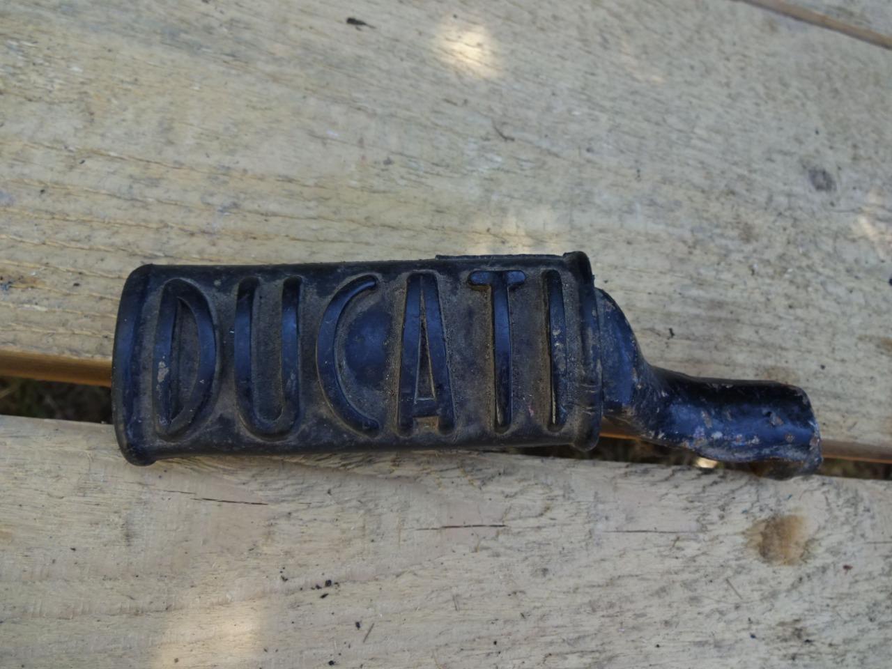 Repose pied DUCATI Scrambler LesAnciennes.com