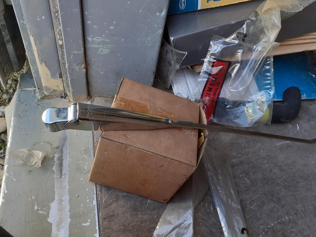 Bras essuie glace ALPINE RENAULT A110 LesAnciennes.com