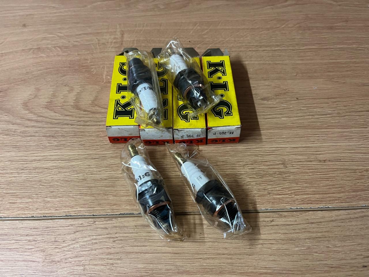 4 bougies KLG pour Renault R8. LesAnciennes.com