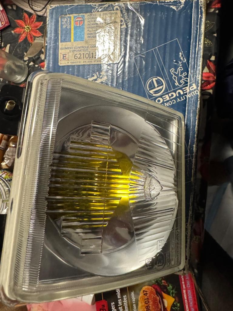 Phare Avd Peugeot 604 neuf d origine LesAnciennes.com