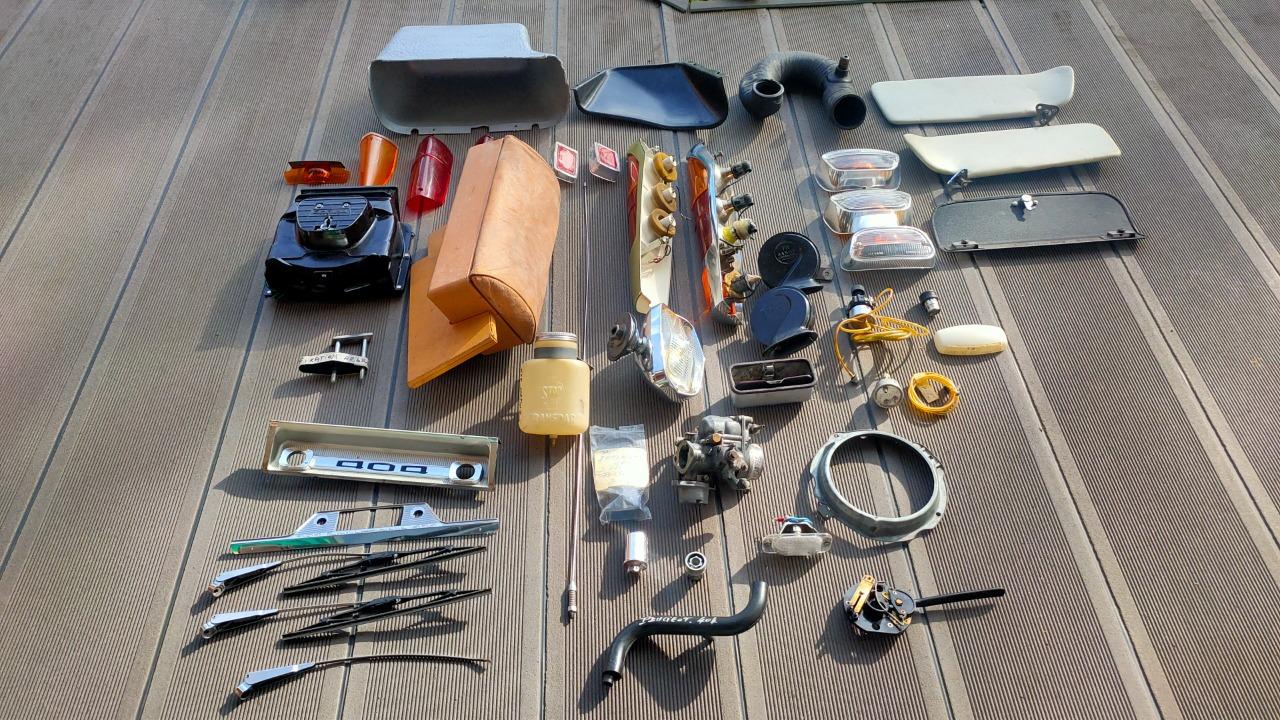 Lot de pièces de rechange pour Peugeot 404 LesAnciennes.com