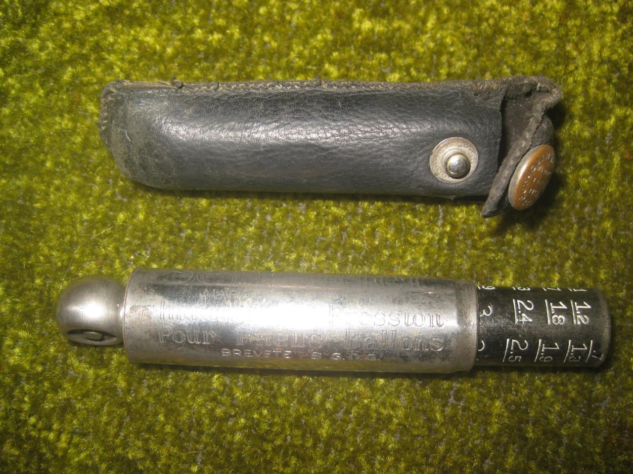 Manomètre pression pneus Schrader des 20's LesAnciennes.com