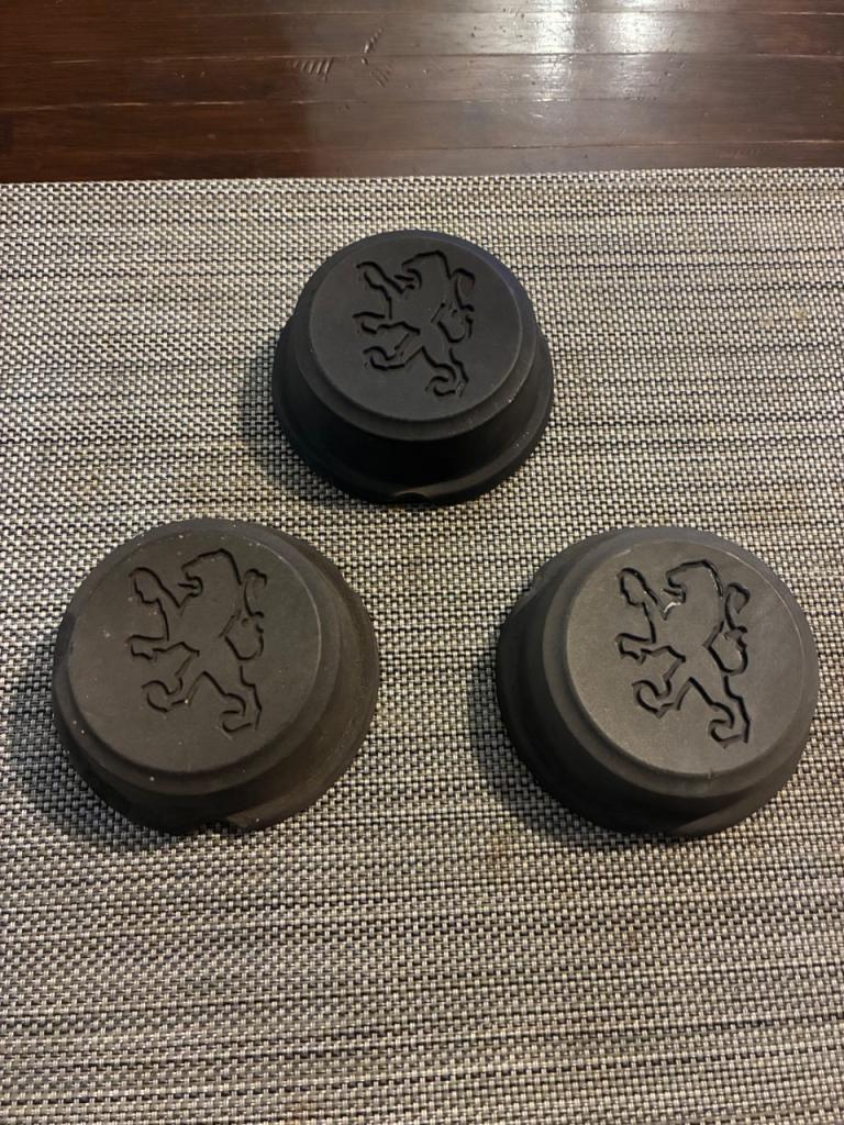 Centre de roue enjoliveurs PEUGEOT 304 305 LesAnciennes.com