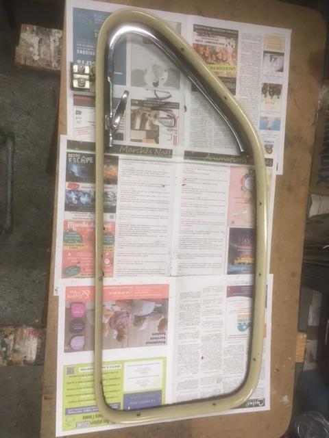 Cadre vitrage AVD VOLVO PV544 LesAnciennes.com