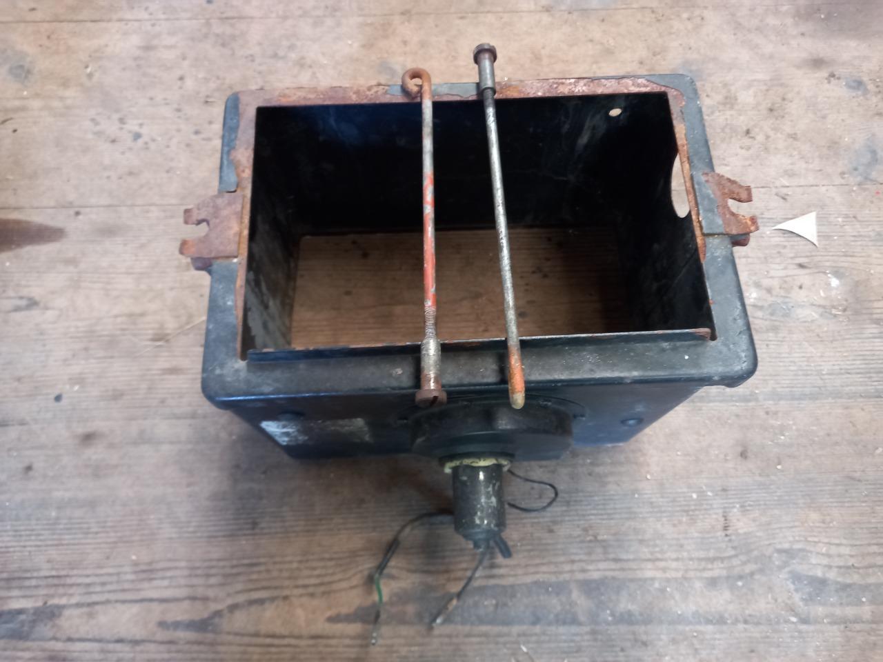 Bac à batterie JAGUAR XJ6 LesAnciennes.com