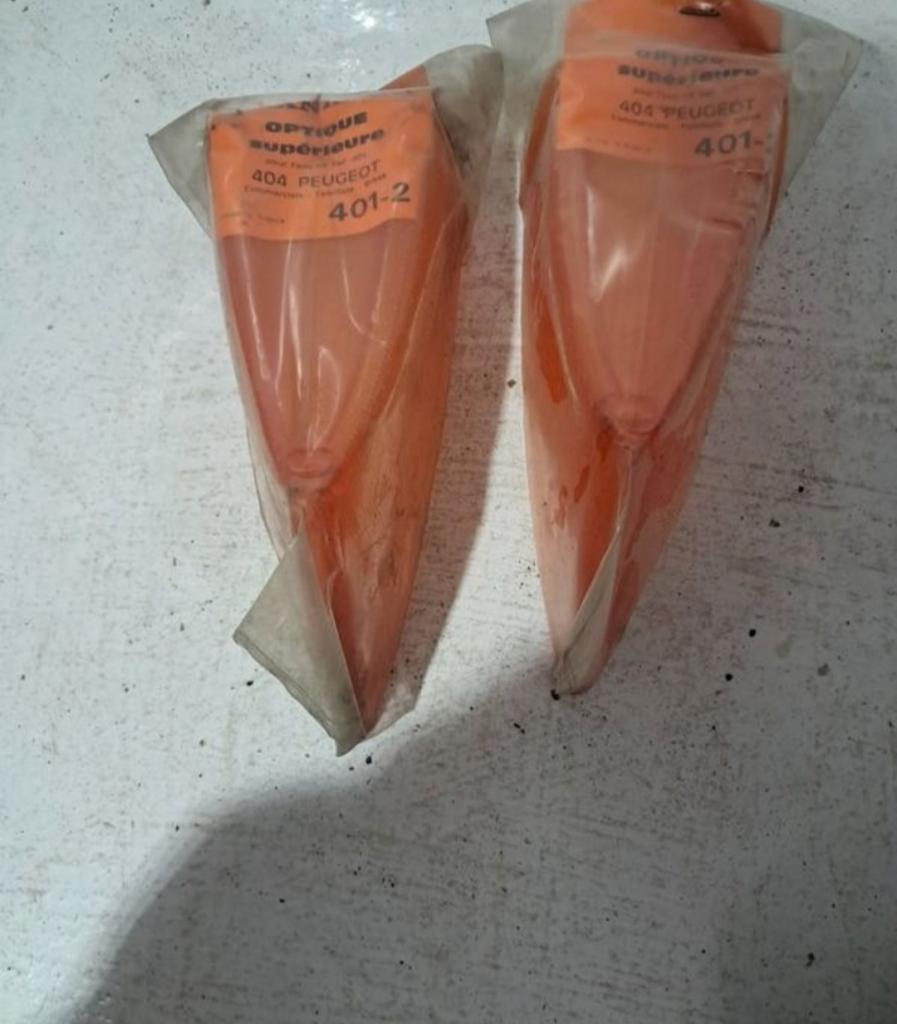 Paire de feux arrières supérieurs pour PEUGEOT 404 LesAnciennes.com