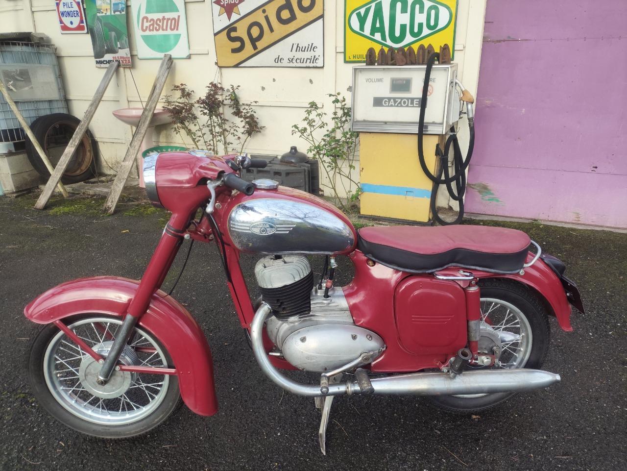 JAWA 250 250 panelka - 1965 LesAnciennes.com