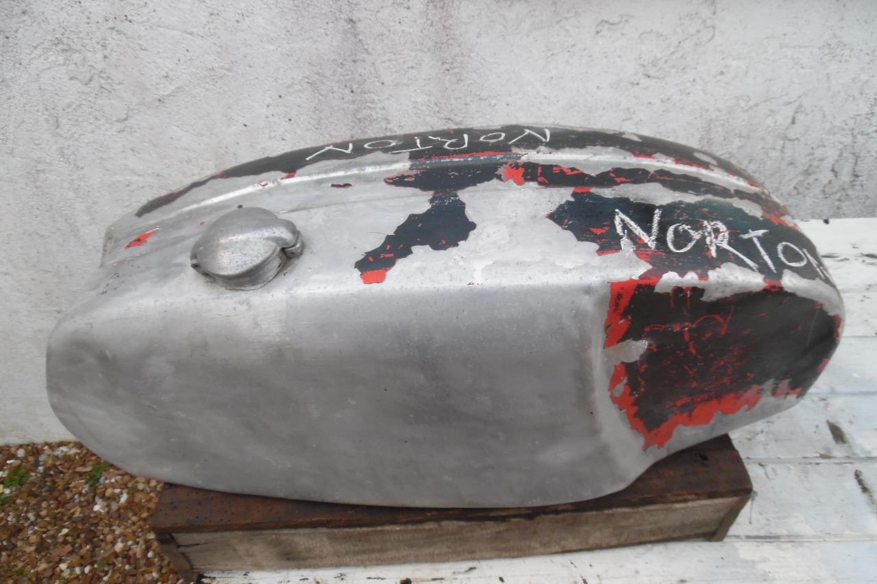 Réservoir NORTON Racer LesAnciennes.com