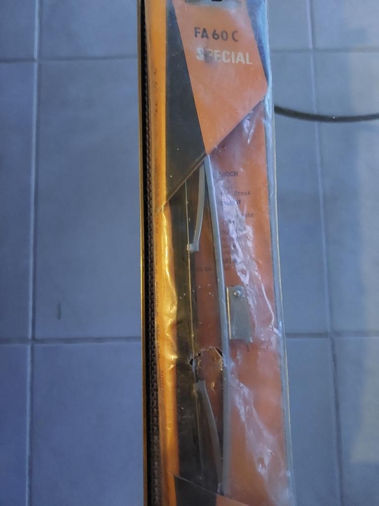 Essuie glace PEUGEOT Berline LesAnciennes.com