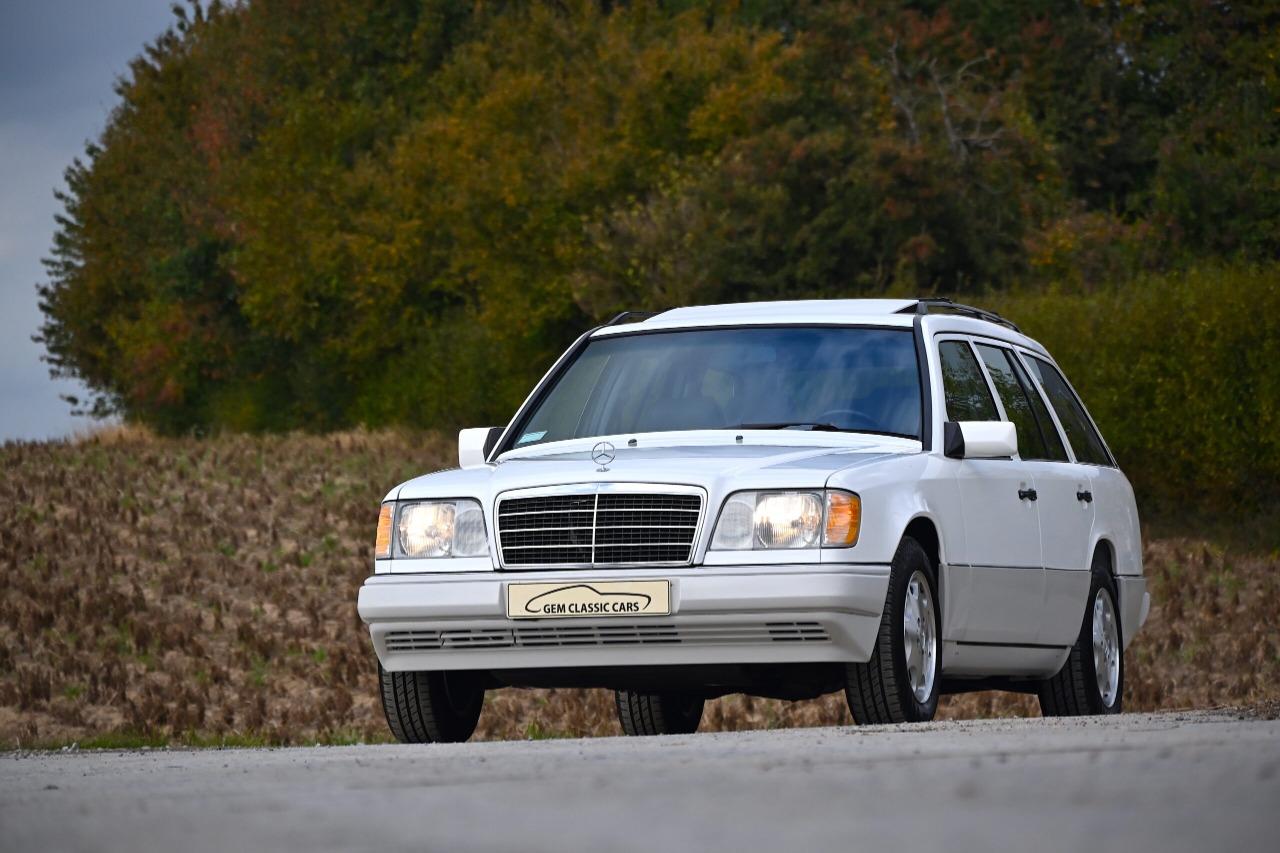 MERCEDES 300 E 320E Stationwagon - 1995 LesAnciennes.com