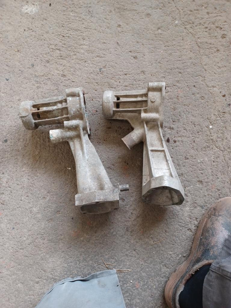 Corps de pompe à eau SIMCA 1000 LesAnciennes.com