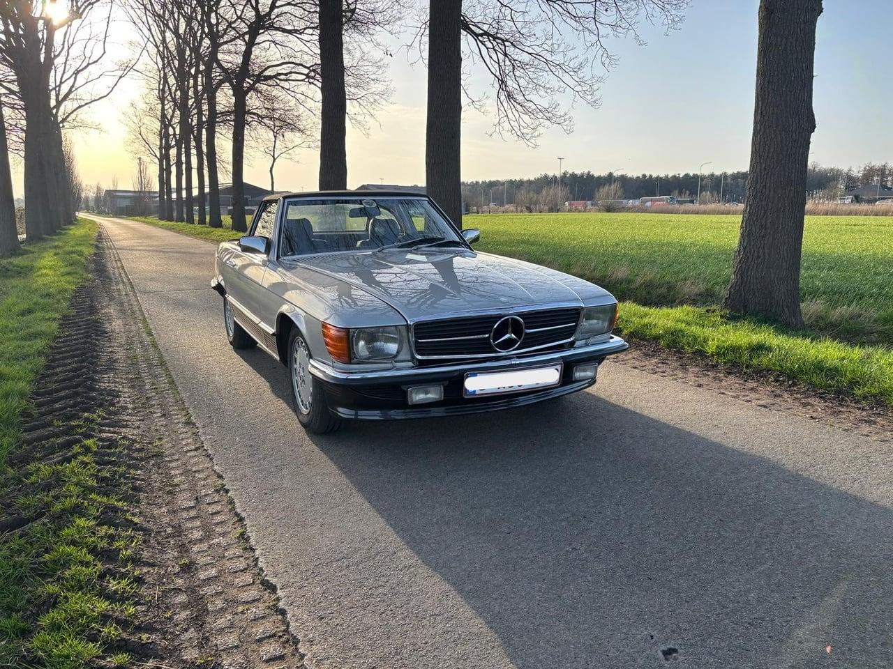 1983 Mercedes-Benz SL500 R107 LesAnciennes.com