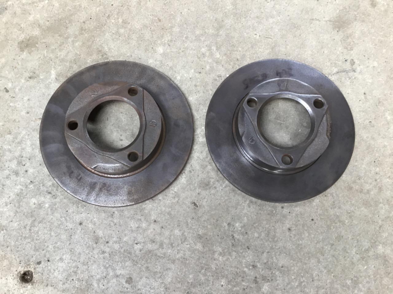 DISQUES DE FREINS NEUFS PEUGEOT 204 LesAnciennes.com