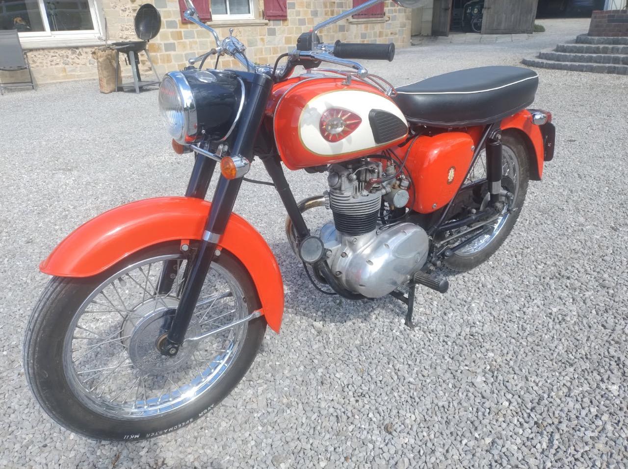 BSA C15 Star 250 - 1966 LesAnciennes.com