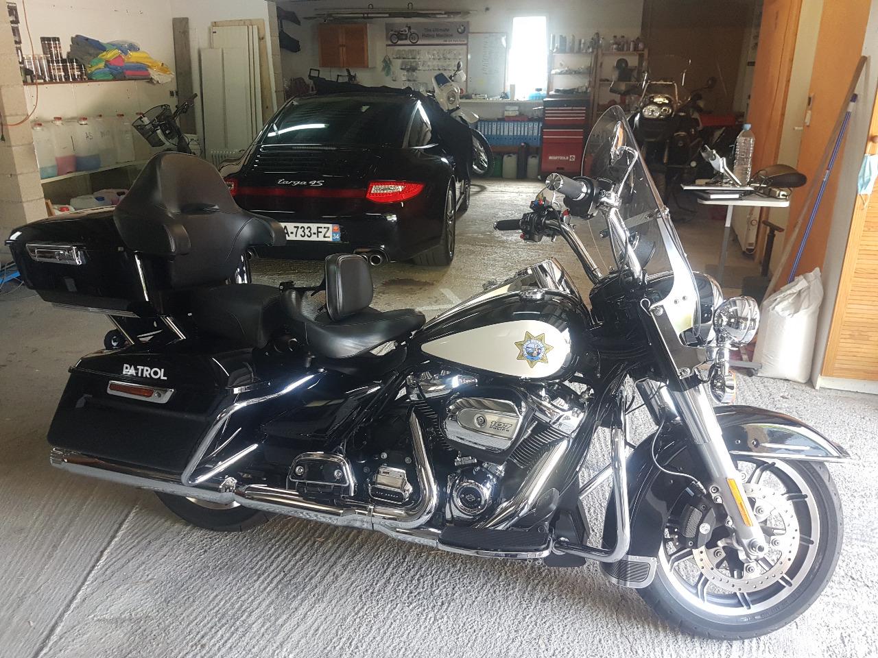 HARLEY DAVIDSON ROAD KING POLICE LesAnciennes.com