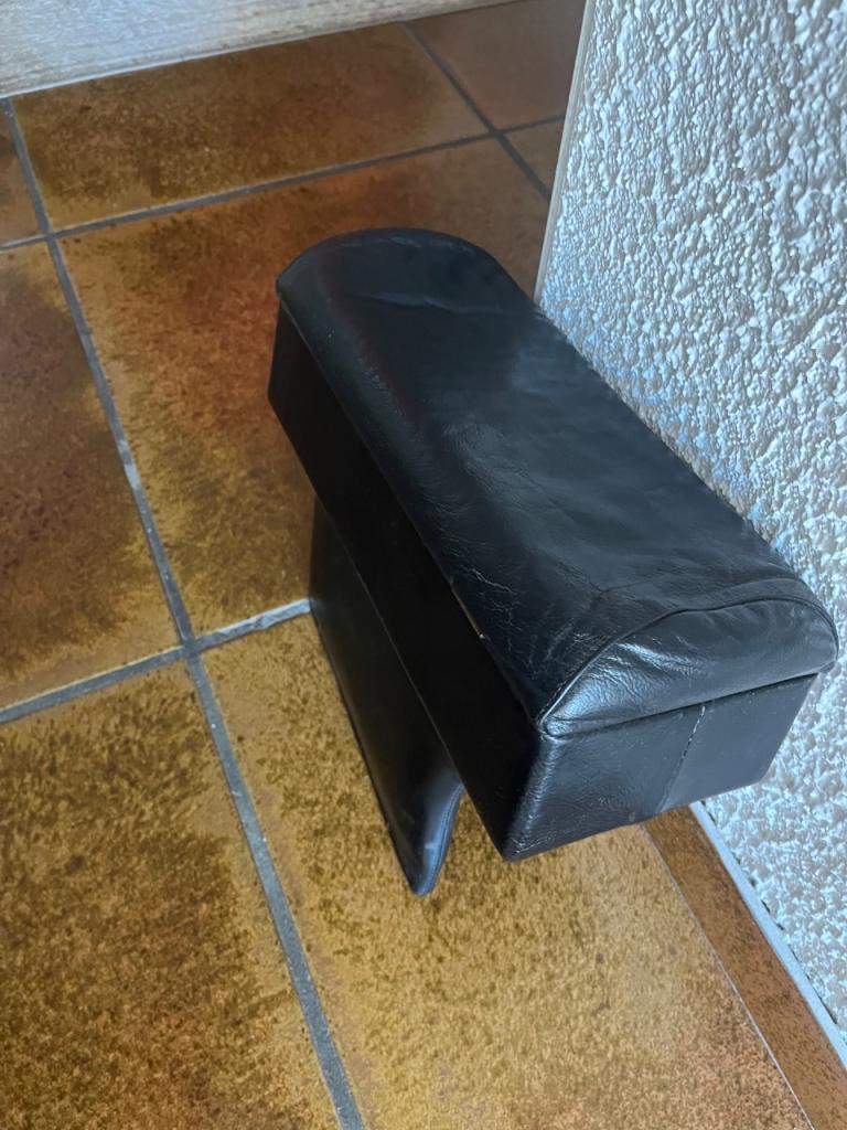 Accoudoir central cuir noir Pièces PEUGEOT 404 LesAnciennes.com