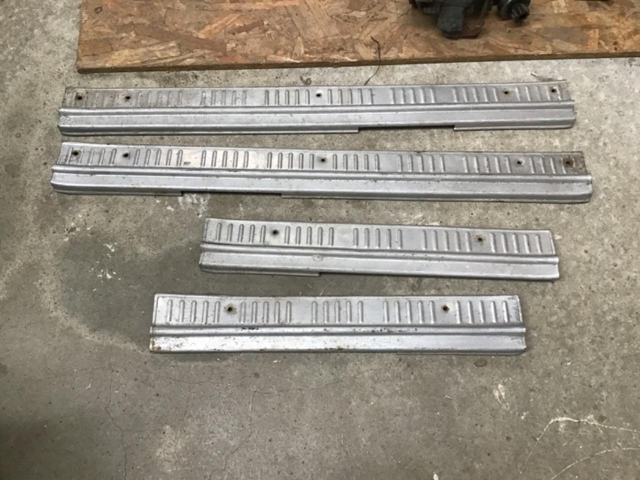 SEUILS DE PORTES AVANT ET ARRIÈRE NON IDENTIFIÉS LesAnciennes.com