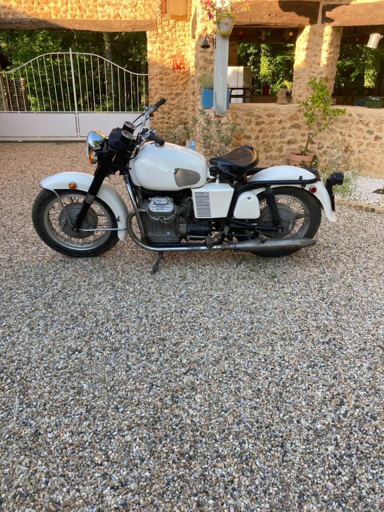 MOTO GUZZI V7 - 1972 LesAnciennes.com
