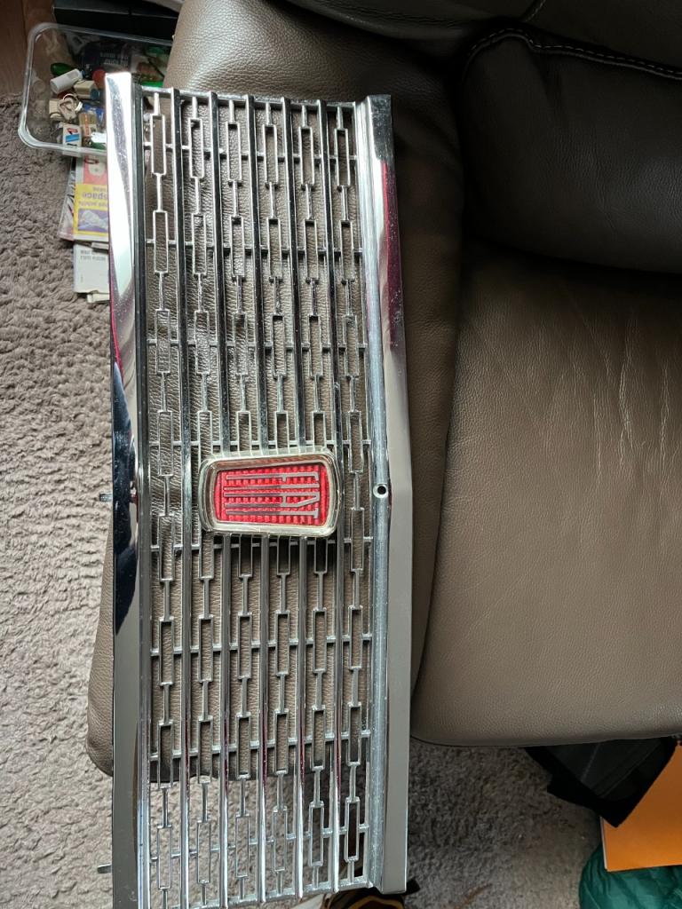 Calandre chromée FIAT 124 LesAnciennes.com