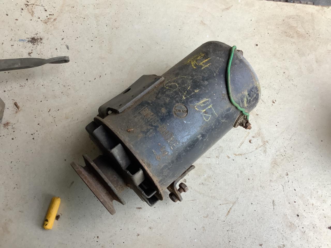 Dynamo RENAULT 4 (R4) LesAnciennes.com