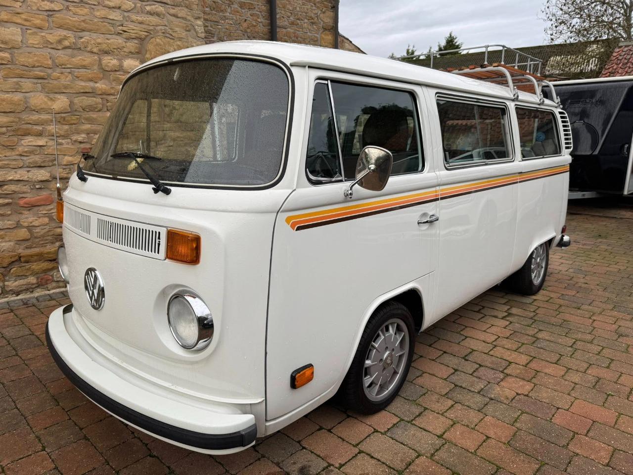 VOLKSWAGEN Combi Microbus Deluxe - 1979 LesAnciennes.com