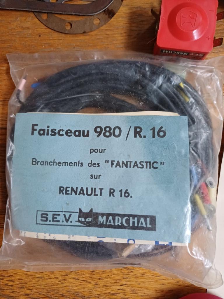Kit de montage S.E.V MARCHAL Fantastic R16 1969 LesAnciennes.com