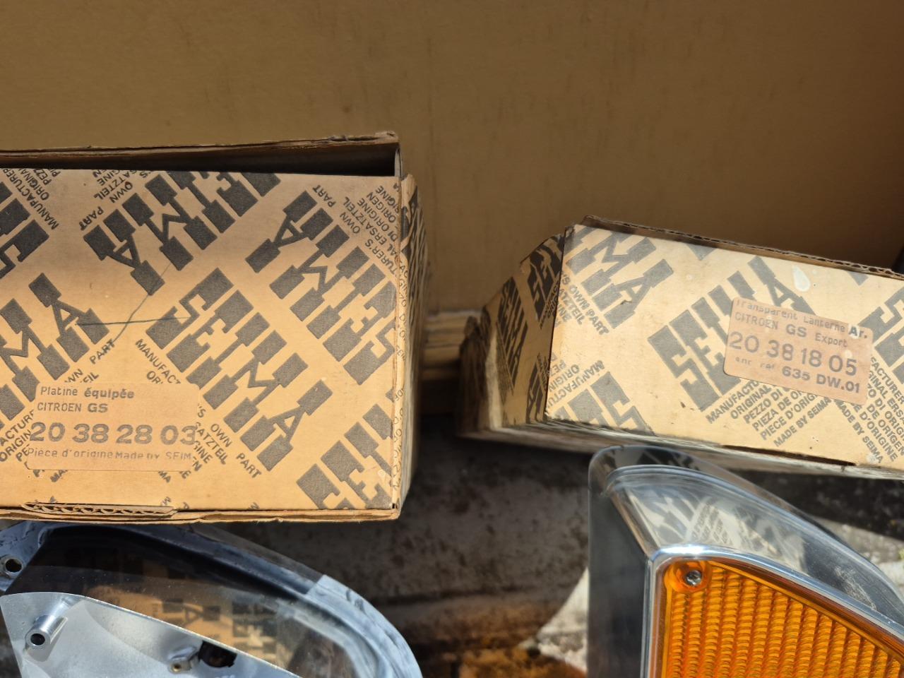 Feu arrière droit complet Cabochon + platine neufs LesAnciennes.com