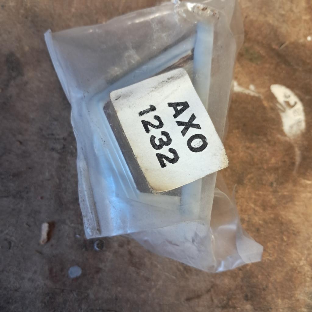 Cabochon eclaireur plaque axo 1232 CITROEN 2CV nef LesAnciennes.com