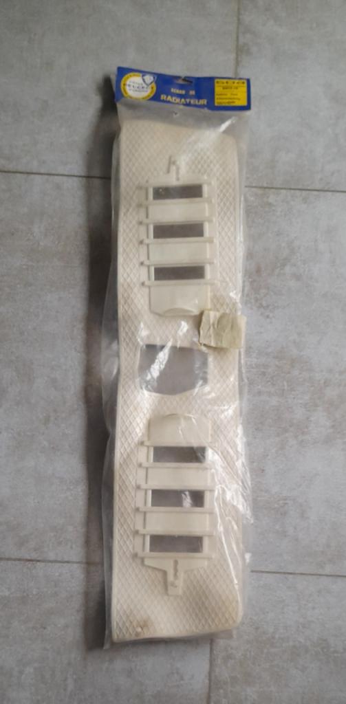 PEUGEOT 504 écran de radiateur LesAnciennes.com