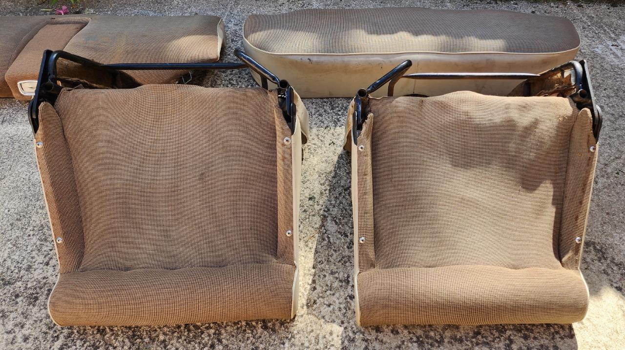 Lot de pièces PEUGEOT 404 LesAnciennes.com