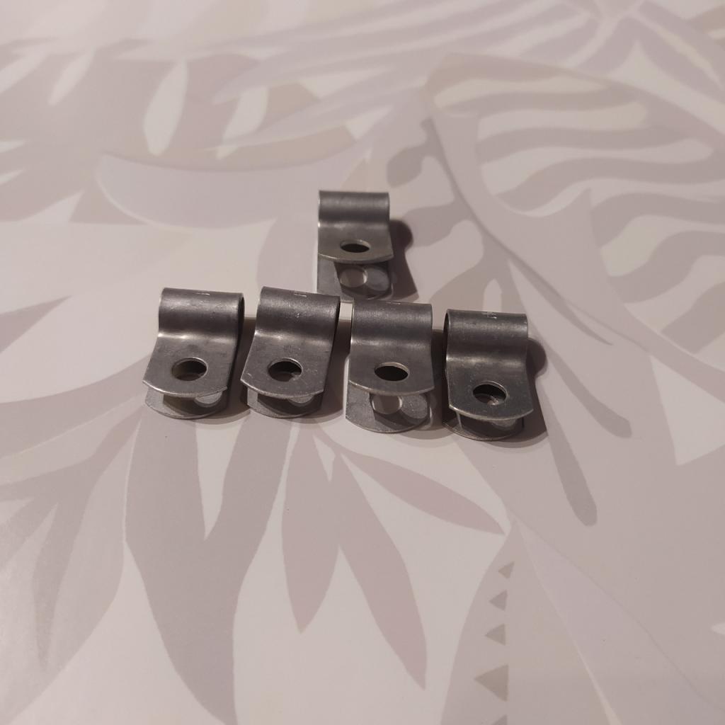 Collier fixation gaine black-out s/aile de jeep LesAnciennes.com