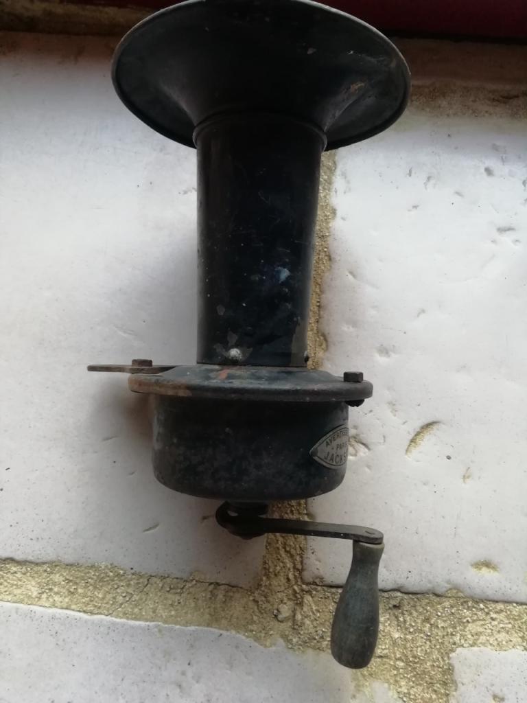 Très vieil avertisseur sonore à manivelle LesAnciennes.com