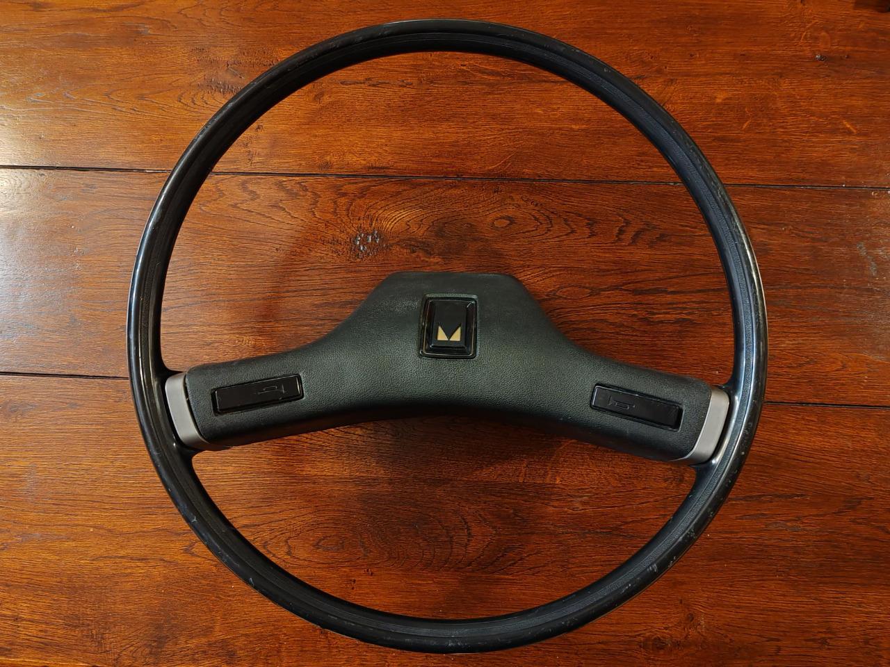 Volant MITSUBISHI Galant SIGMA A12 LesAnciennes.com