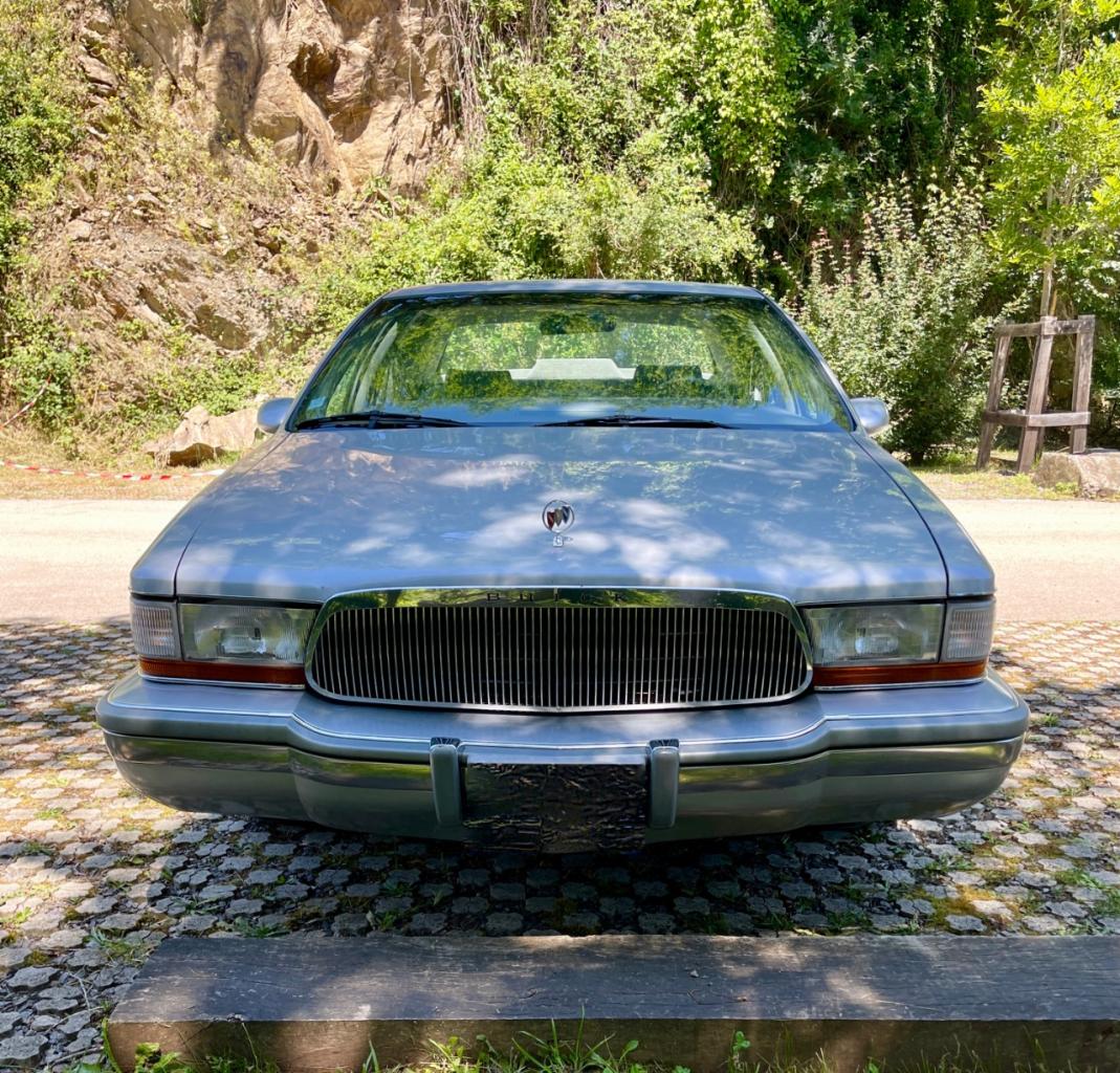 BUICK Roadmaster sedan limited - 1992 LesAnciennes.com