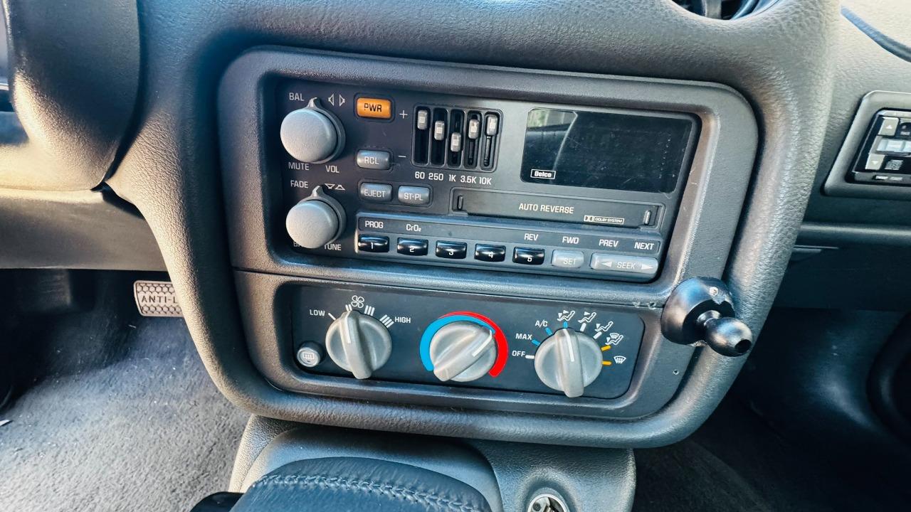 Autoradio PONTIAC Firebird TRANSAM LesAnciennes.com