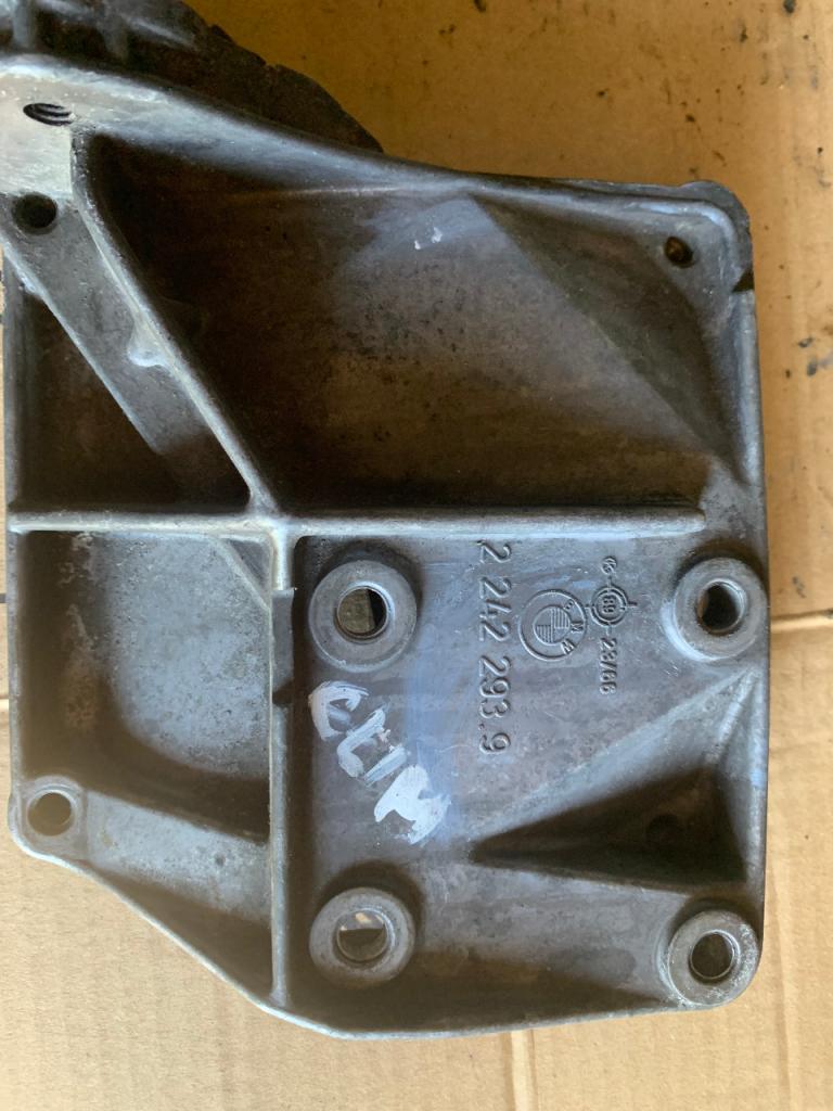 Support compresseur clim. BMW 524 td LesAnciennes.com