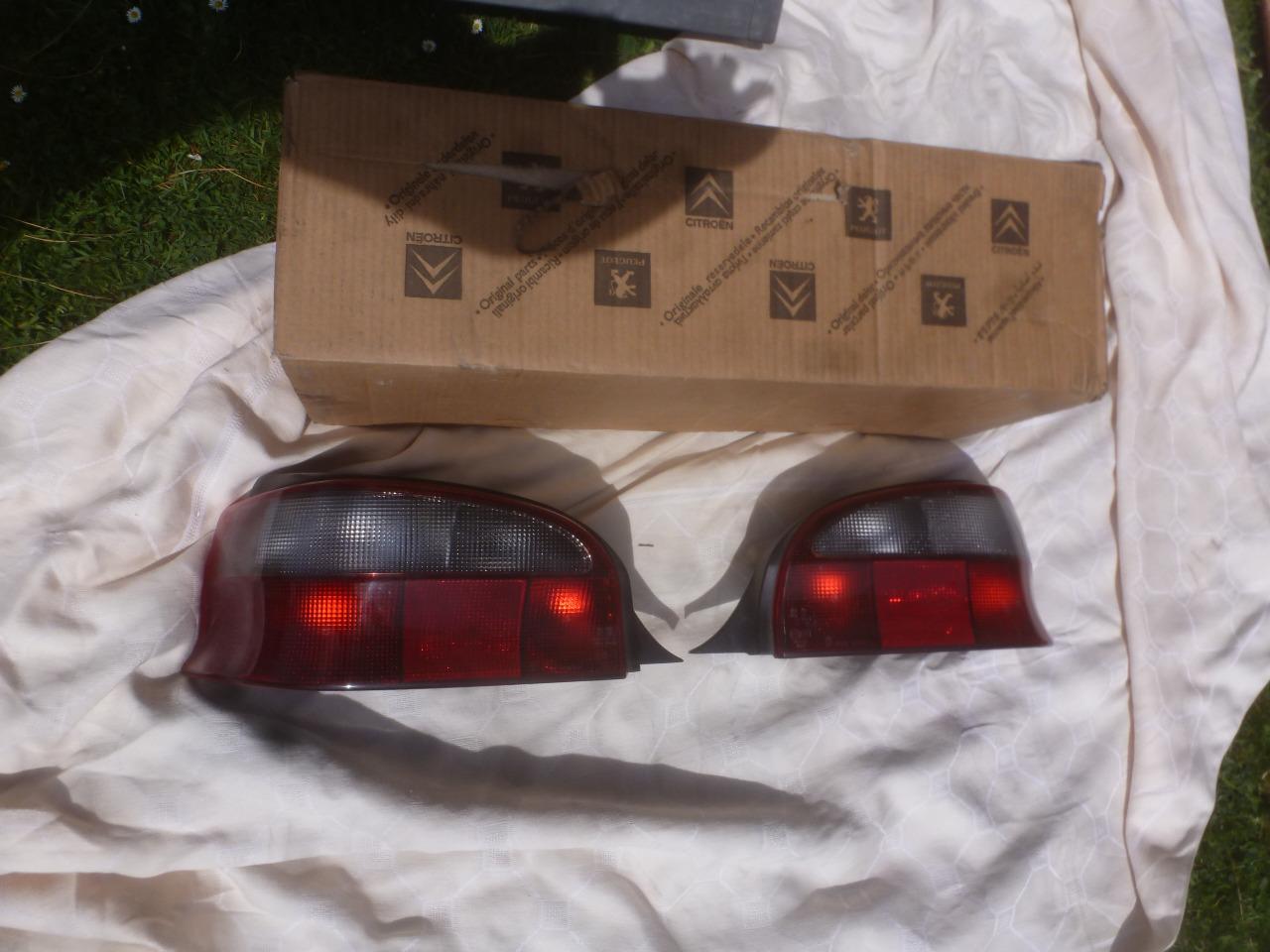 CITROEN SAXO : paire de FEUX arriere LesAnciennes.com