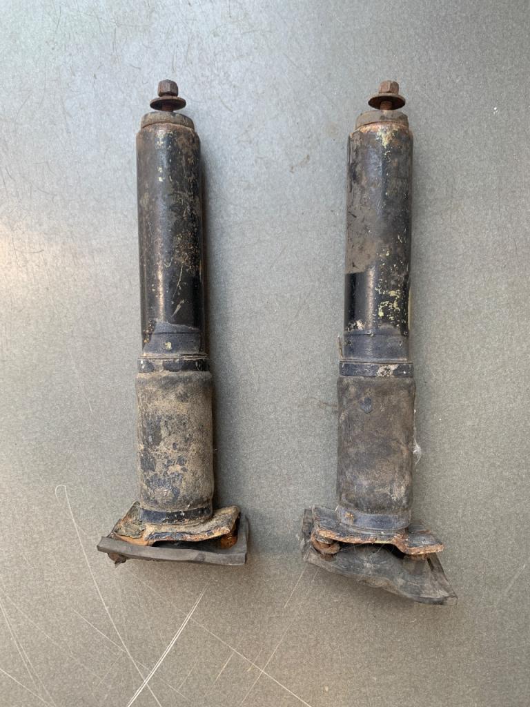 Porsche 911 G tube fixation support pare-choc LesAnciennes.com