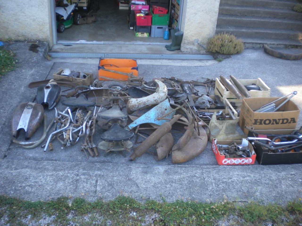 LOT DE PIECES moto ancienne scooter vélos LesAnciennes.com